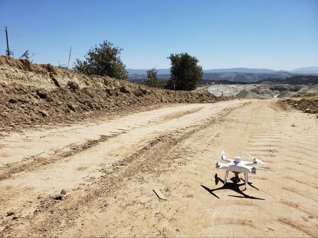 Dron DJI Phantom 4 RTK sobre un terreno durante un relevamiento