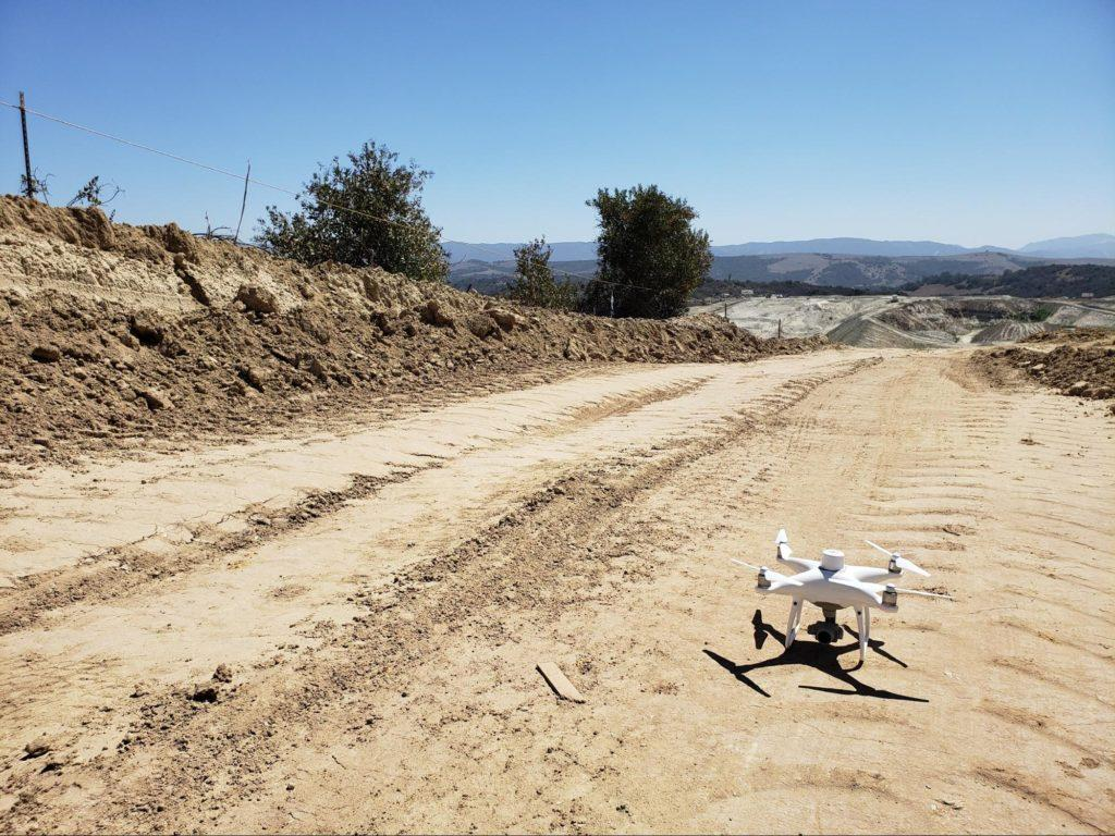 Dron DJI Phantom 4 RTK sobre un terreno durante un relevamiento