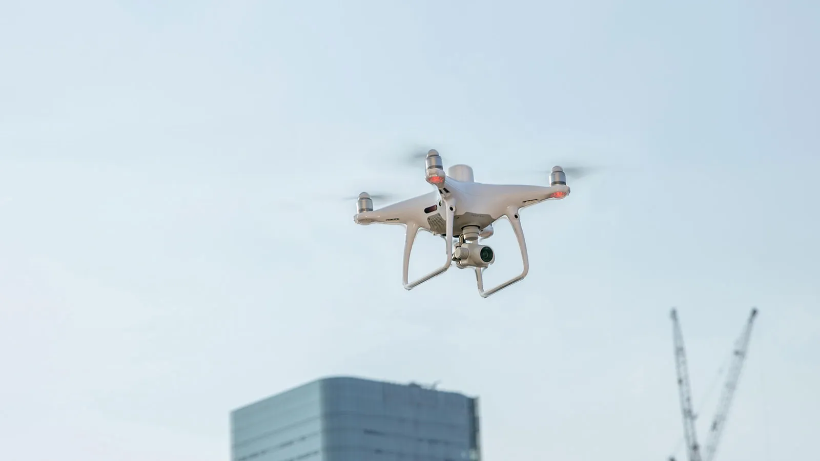 Dron DJI Phantom 4 RTK realizando un vuelo de relevamiento