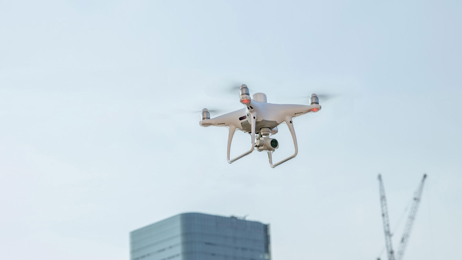 Dron DJI Phantom 4 RTK realizando un vuelo de relevamiento