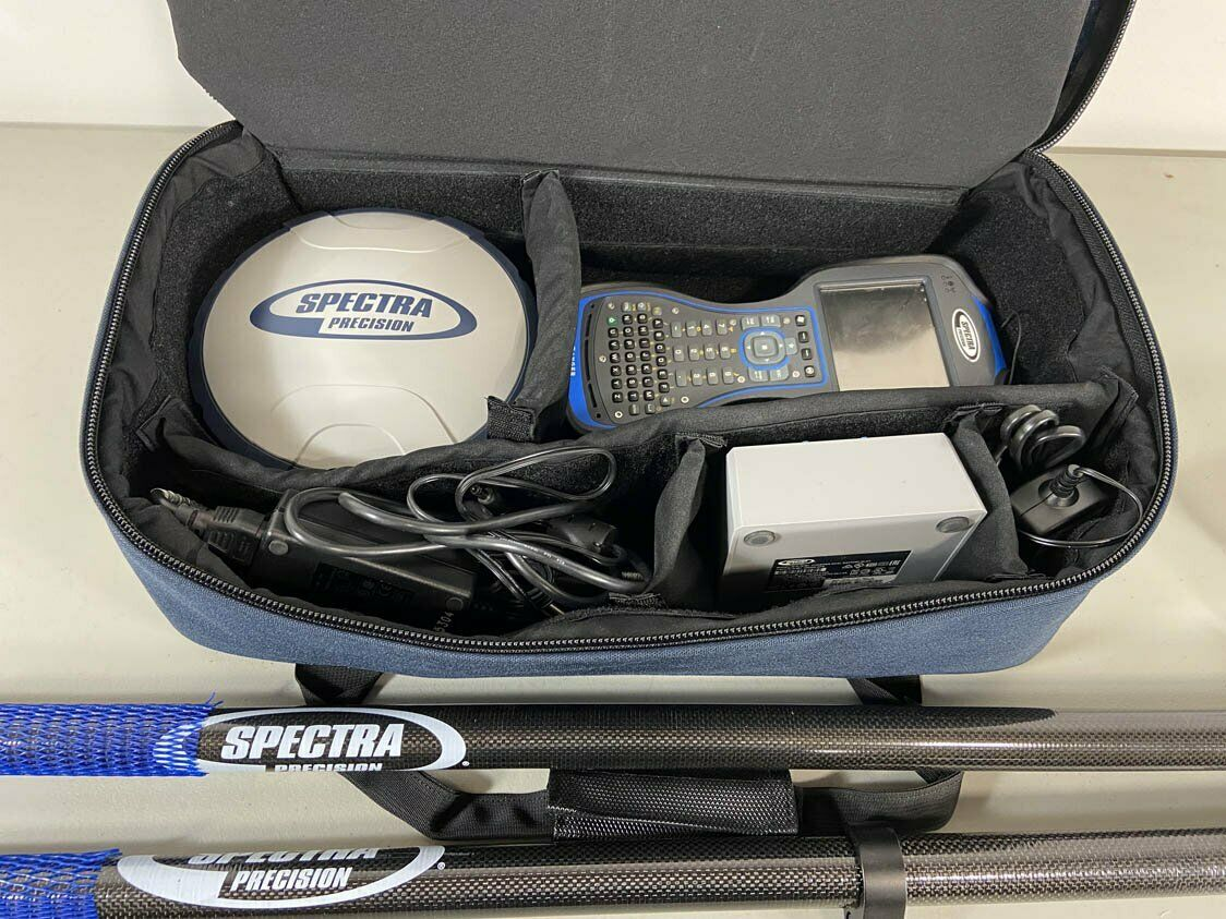 Kit de receptor GNSS Spectra Precision en su estuche